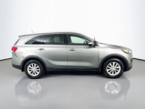 Used 2017 Kia Sorento FWD image 4