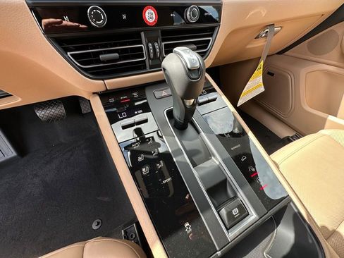 Certified 2025 Porsche Macan image 23