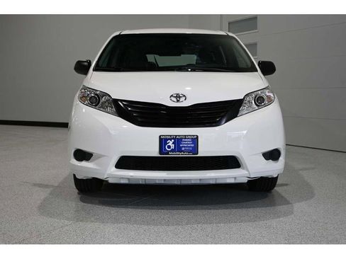 Used 2015 Toyota Sienna L image 4