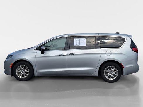 Used 2023 Chrysler Pacifica Touring-L FWD image 7