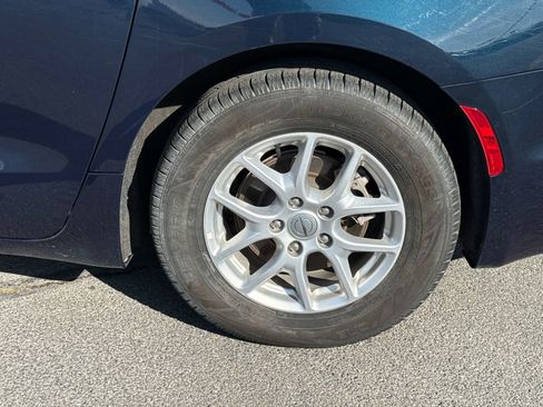 Used 2023 Chrysler Pacifica Touring-L image 7