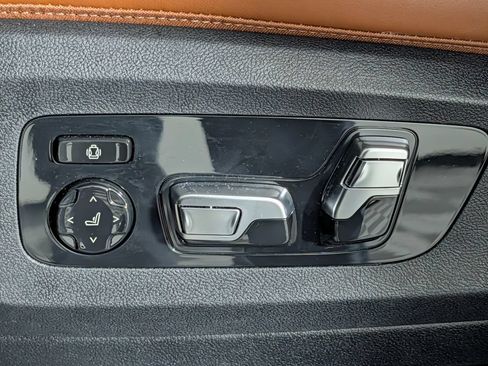 Used 2025 BMW X7 M60i AWD/4WD image 31