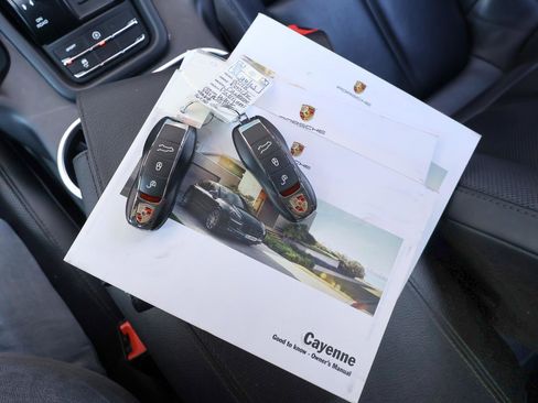 Used 2018 Porsche Cayenne Platinum Edition image 27