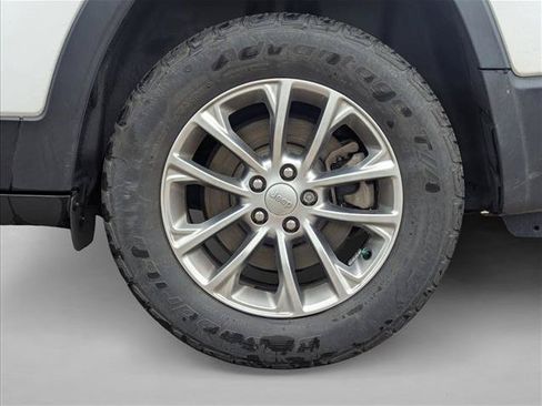 Used 2019 Jeep Cherokee Latitude Plus w/ Cold Weather Group AWD/4WD image 9