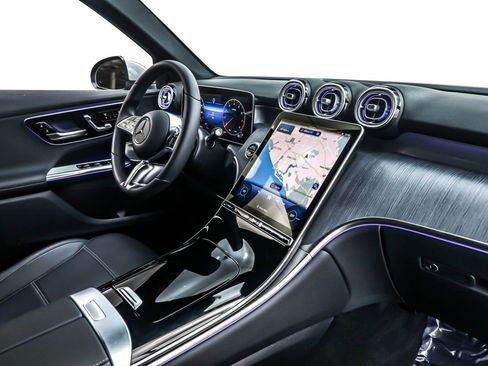 Used 2025 Mercedes-Benz GLC 300 image 16