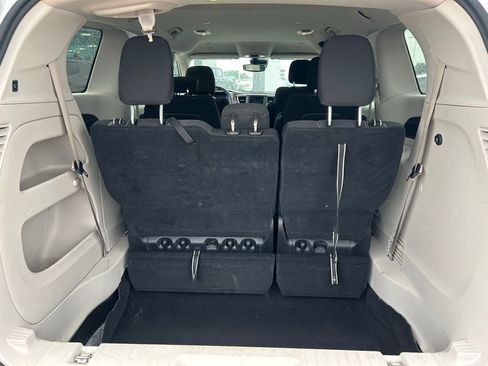 Used 2023 Chrysler Voyager LX image 7