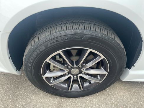 Used 2017 Dodge Grand Caravan SXT image 34