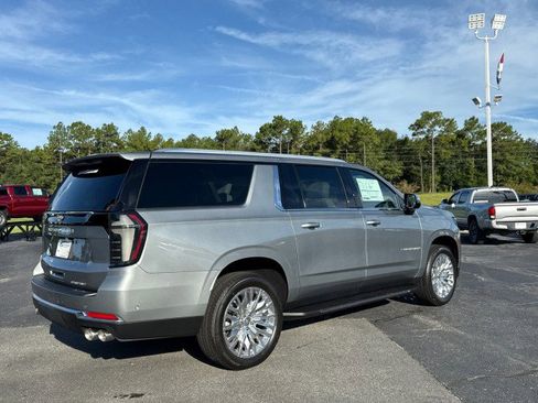 New 2025 Chevrolet Suburban Premier image 3