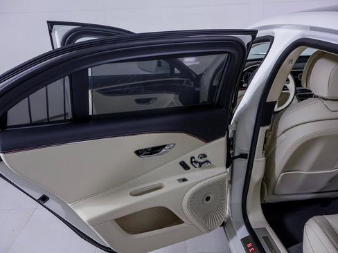 Used 2024 Bentley Flying Spur V8 image 17
