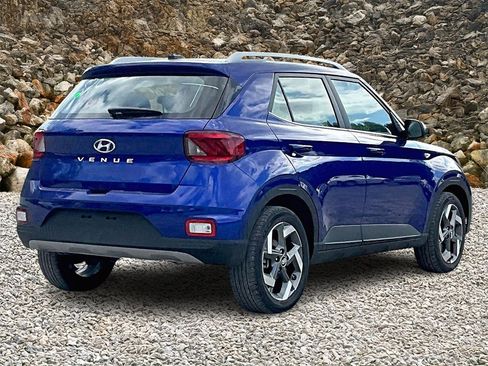 Used 2025 Hyundai Venue SEL image 2