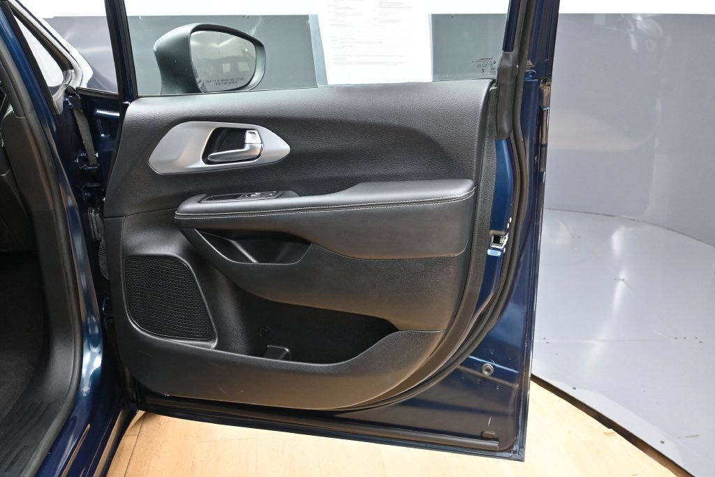 Used 2023 Chrysler Pacifica Touring-L w/ S Appearance Package FWD image 30