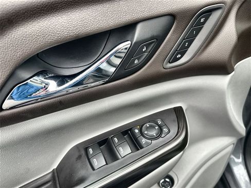 Certified 2021 GMC Acadia SLT w/ Preferred Package image 23