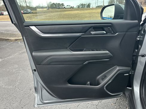 Used 2025 GMC Acadia Elevation image 11