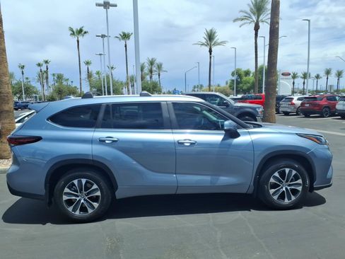 Certified 2024 Toyota Highlander XLE FWD image 3