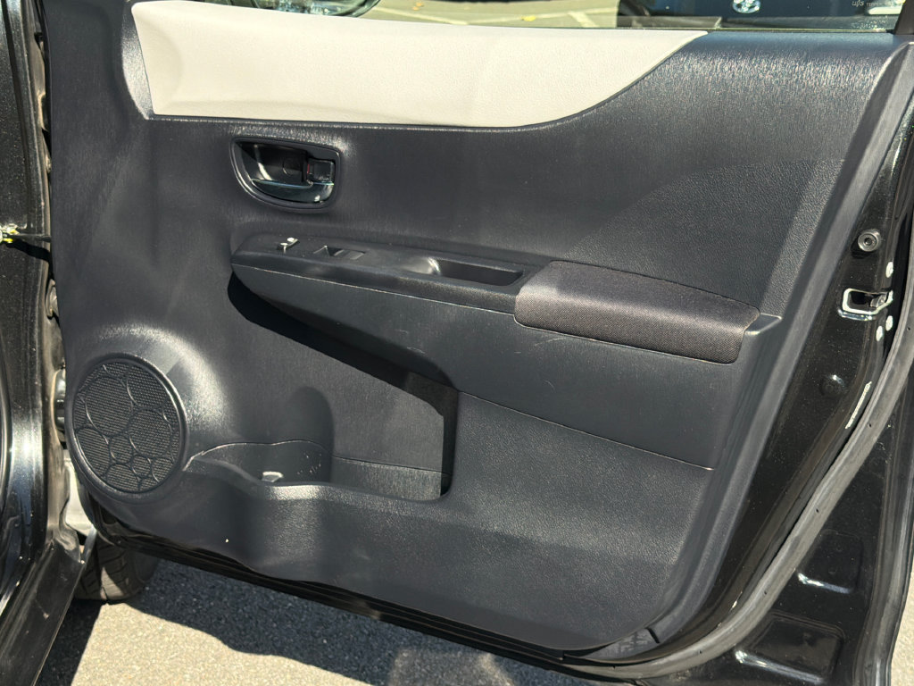 Used 2012 Toyota Yaris LE FWD image 9