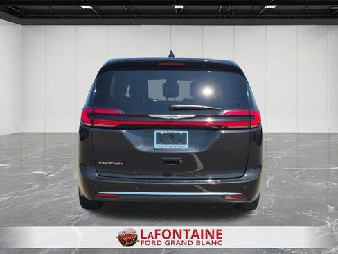 Used 2023 Chrysler Pacifica Touring-L FWD image 4