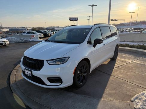 Used 2025 Chrysler Pacifica Limited image 10