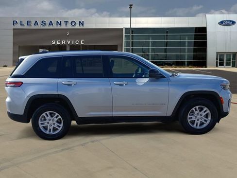 Used 2024 Jeep Grand Cherokee Laredo RWD image 6