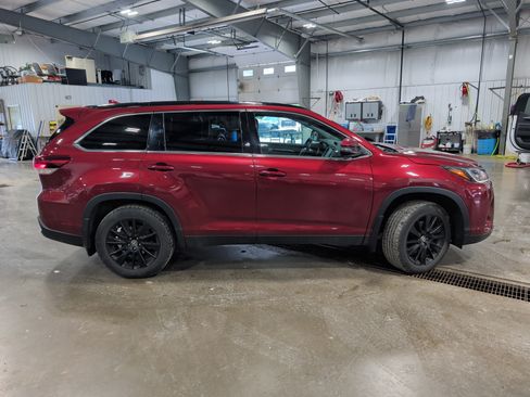 Used 2019 Toyota Highlander SE AWD/4WD image 2