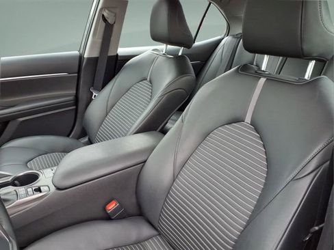 Used 2022 Toyota Camry SE w/ Cold Weather Package FWD image 14