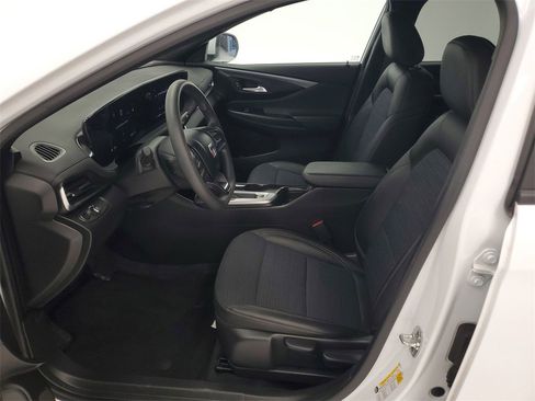 Used 2025 Buick Envista Preferred image 13