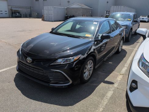 Used 2021 Toyota Camry LE w/ Convenience Package FWD image 2