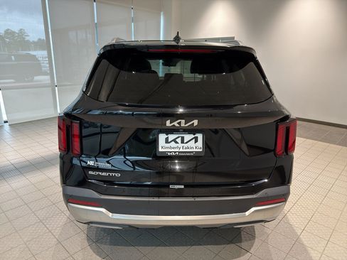 Used 2024 Kia Sorento S w/ Panoramic Sunroof Package image 4