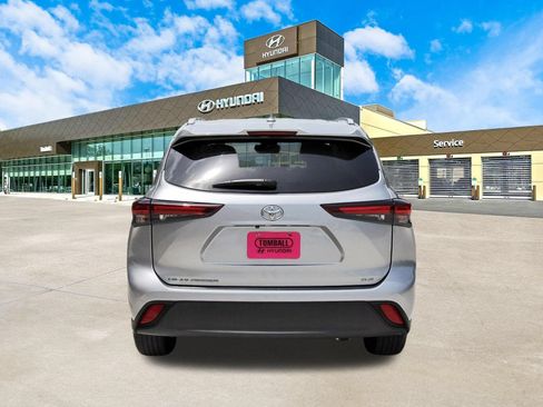 Used 2024 Toyota Highlander XLE FWD image 7