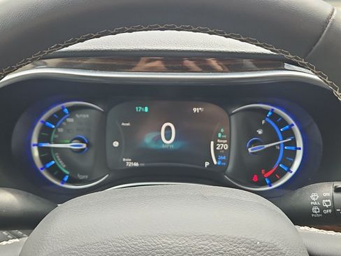 Used 2023 Chrysler Pacifica Limited FWD image 9