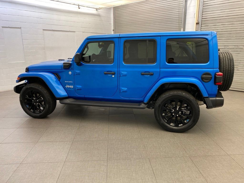 Used 2022 Jeep Wrangler Unlimited Sahara AWD/4WD image 12