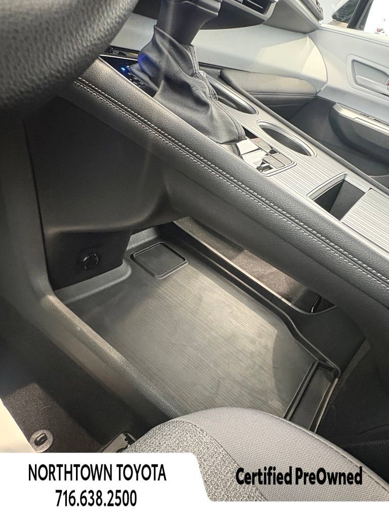 Used 2025 Toyota Sienna LE w/ LE Plus Package AWD/4WD image 28