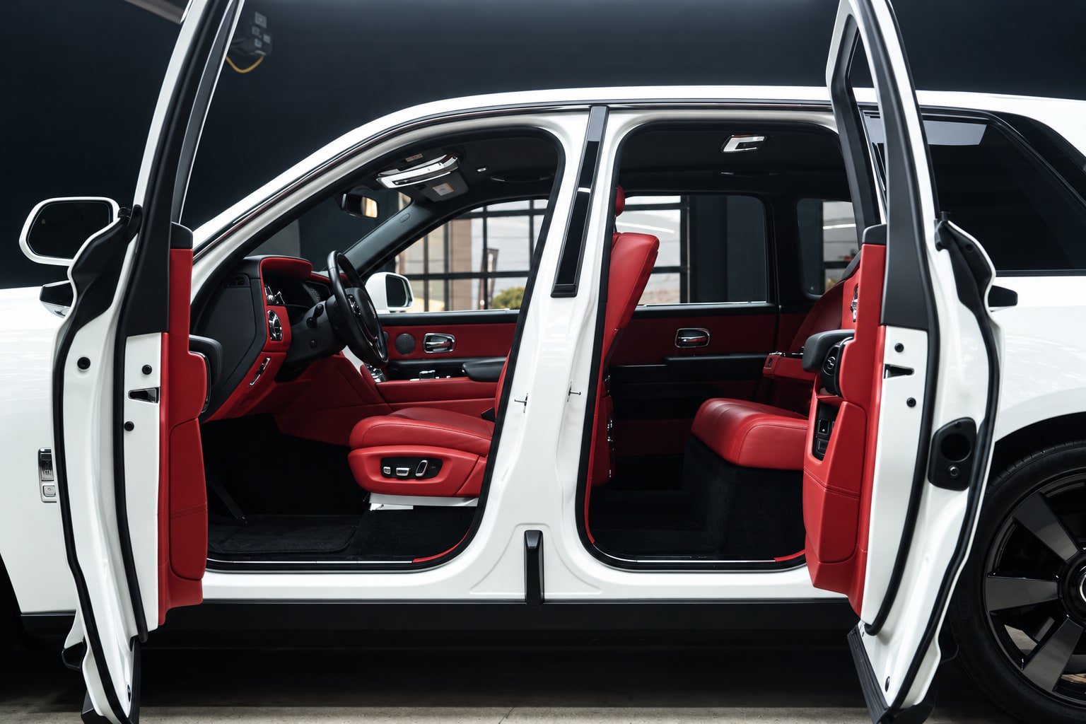 Used 2022 Rolls-Royce Cullinan AWD/4WD image 17