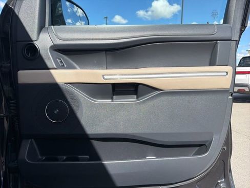 Used 2024 Ford Expedition Max Limited image 11