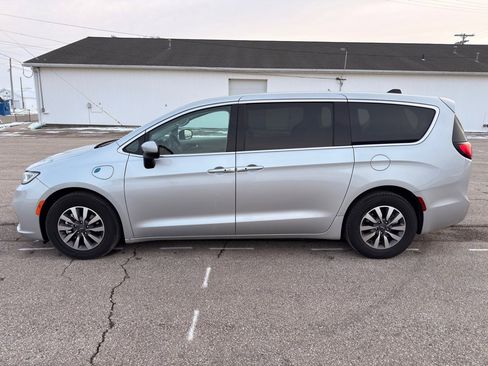 Used 2023 Chrysler Pacifica Touring-L image 12