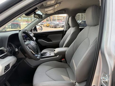 Used 2023 Toyota Highlander LE FWD image 26