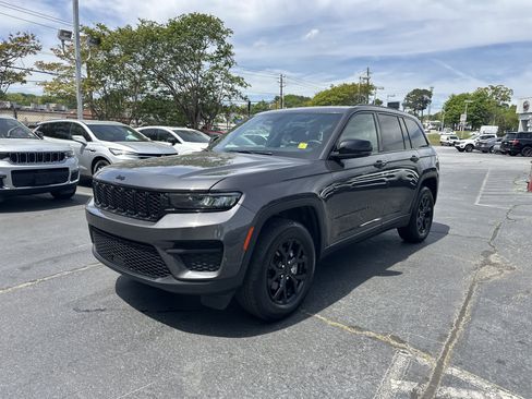 Used 2024 Jeep Grand Cherokee Altitude image 5