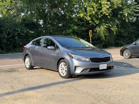 Used 2017 Kia Forte S FWD image 9