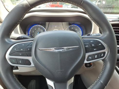 Used 2023 Chrysler Pacifica Touring-L FWD image 19
