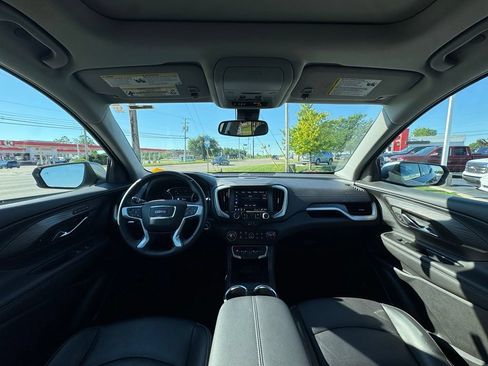 Used 2023 GMC Terrain SLT w/ Infotainment Package II FWD image 9