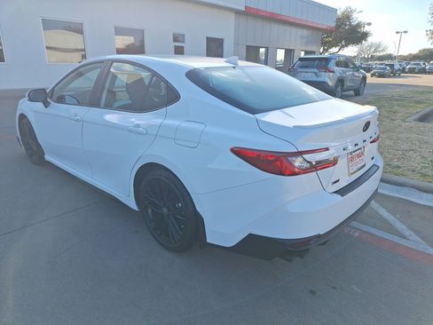 Used 2025 Toyota Camry SE image 4