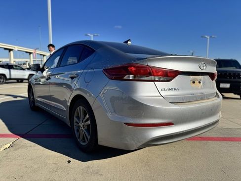 Used 2017 Hyundai Elantra SE image 2