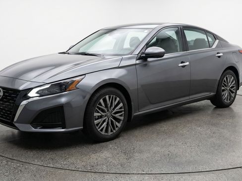 Used 2025 Nissan Altima 2.5 SV FWD image 3