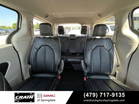 Used 2024 Chrysler Pacifica Touring-L FWD image 30