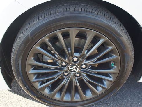 Used 2019 Toyota Avalon XSE image 25