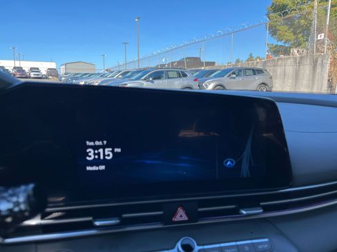 Used 2025 Hyundai Elantra SEL image 21