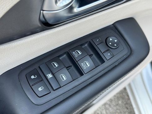 Used 2024 Chrysler Pacifica Touring-L image 17