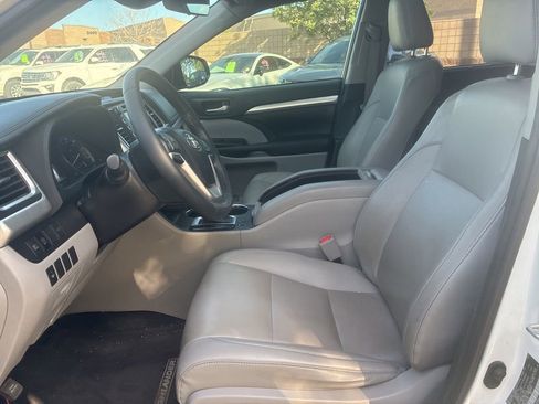 Used 2019 Toyota Highlander XLE image 11