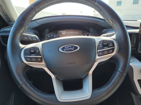 Used 2022 Ford Explorer XLT image 16