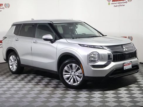 Used 2025 Mitsubishi Outlander ES AWD/4WD image 2