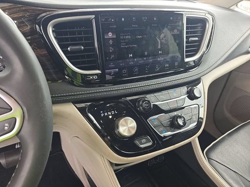 Used 2023 Chrysler Pacifica Limited FWD image 4